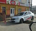 В Астрахани такси провалилось в дыру в асфальте