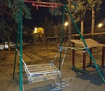 В Астрахани появились антикризисные качели