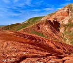 Астраханцы спасаются от зноя на песчаных пляжах, лотосовых полях и самом соленом озере в мире