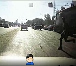 Кадры молниеносной реакции водителя, которая спасла жизнь астраханцу