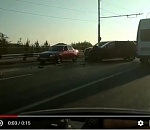 Авария на Новом мосту в Астрахани: маршрутка столкнулась с легковушкой (видео)