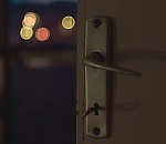 В Астрахани спасатели вызволяли двухлетнего ребенка из плена квартиры