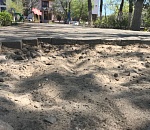 Неизвестные астраханцы утащили тротуарную плитку с Аллеи воинской славы