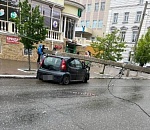 В центре Астрахани бетонный столб рухнул на Пежо