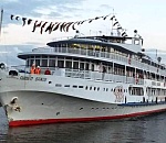 Круизный теплоход ночью снялся с мели на Волге, но в Астрахань не пойдет