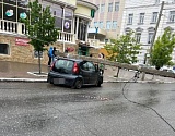 В центре Астрахани бетонный столб рухнул на Пежо