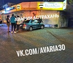 В Астрахани машина влетела в офис сотовой связи