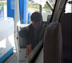 В Астрахани поступок водителя маршрутки, который заправился с полным салоном пассажиров, вызвал жаркие споры