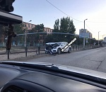 Астраханка отвлеклась на телефон и снесла на Мерине ограждение