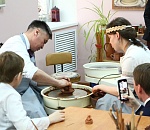 Мастер-класс для высоких гостей провели в астраханском Доме ремесел