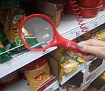 Фото дня: астраханские пенсионеры благодарят супермаркет за лупу