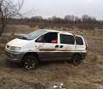 Иномарка съехала с дороги в Астраханской области и опрокинулась, есть пострадавшие