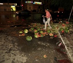 В Астрахани перевернулся грузовик с арбузами