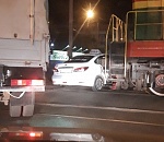 Таксист так хотел поработать, что не заметил локомотив. Подробности курьёзного ДТП 