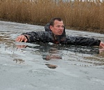 В Астрахани спасатель провалился под лед