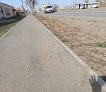 Пешеходная дорожка в центре Трусовского района Астрахани, сделанная в рамках нацпроекта, не продержалась и года