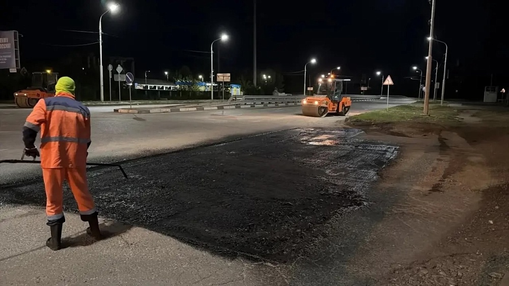 Дорожные катки залатали выбоины на главных астраханских мостах