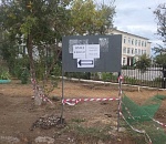 Астраханцам сделали подарок к Дню знаний, перекопав сквер перед школой