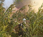 Пожар в центре Астрахани охватил более 200 квадратных метров, горят два жилых дома