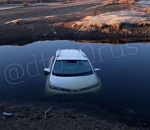 Под Астраханью Тойота вылетела в воду, водитель погиб