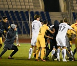 На фото крупным планом попали кадры драки астраханских и дагестанских футболистов