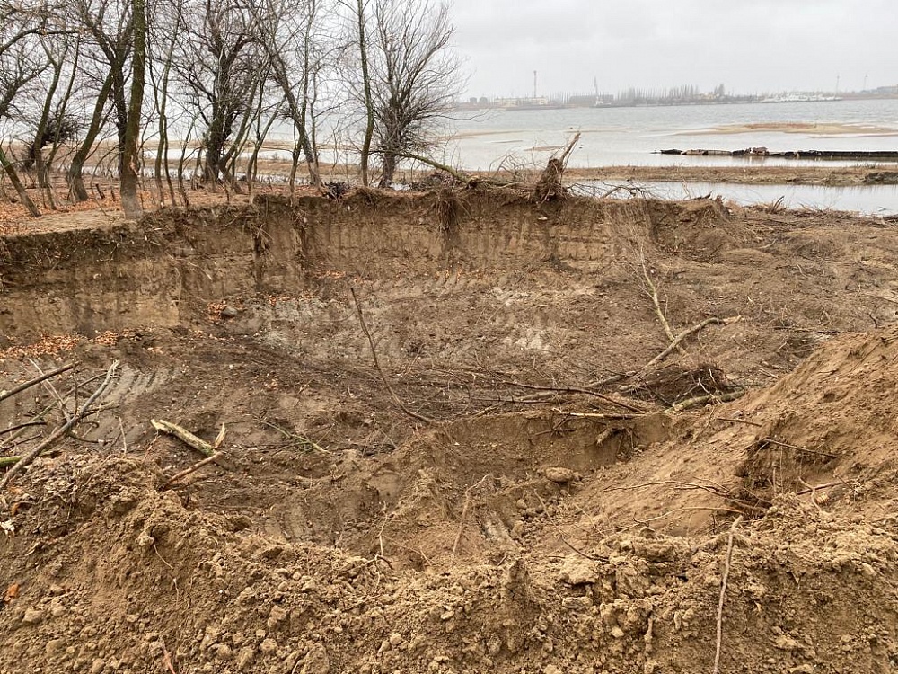 В астраханском поселке на берегу Волги образовался огромный котлован. В этом подозревают директора Астра Строй Групп 