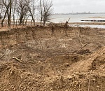 В астраханском поселке на берегу Волги образовался огромный котлован. В этом подозревают директора Астра Строй Групп 