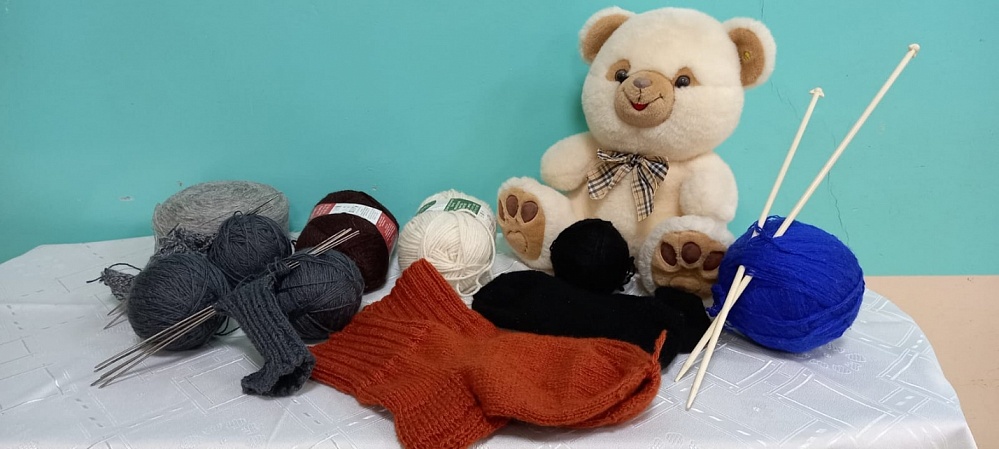 Астраханские бабушки вяжут тёплые носки для участников СВО