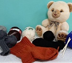 Астраханские бабушки вяжут тёплые носки для участников СВО