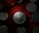 Астраханские таможенники передали в музей старинные монеты, изъятые у контрабандистов