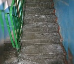 В астраханских подъездах образовался смертельно опасный аттракцион: видео