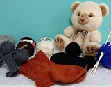 Астраханские бабушки вяжут тёплые носки для участников СВО