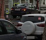 У здания Думы Астраханской области эвакуируют машины