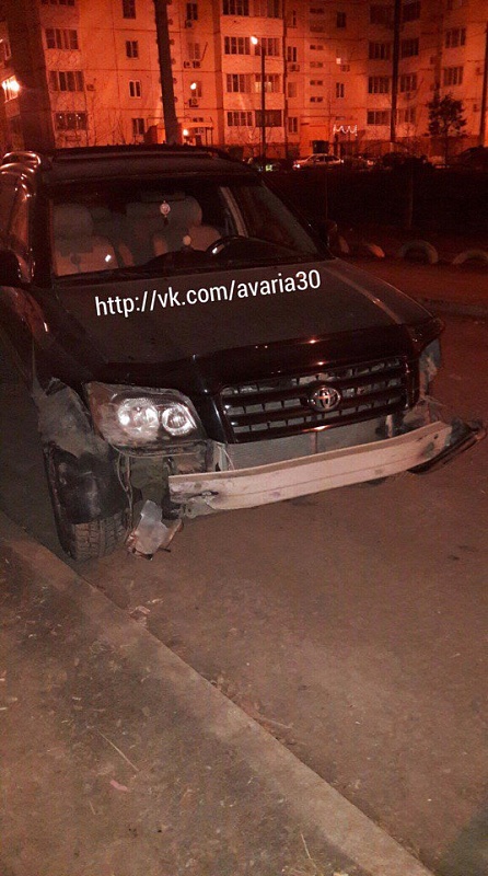 В Астрахани джип протаранил семь припаркованных авто. Видео