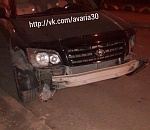 В Астрахани джип протаранил семь припаркованных авто. Видео