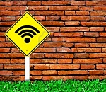 Мир, дружба и Wi-Fi: в Астрахани появились две необычные скамейки