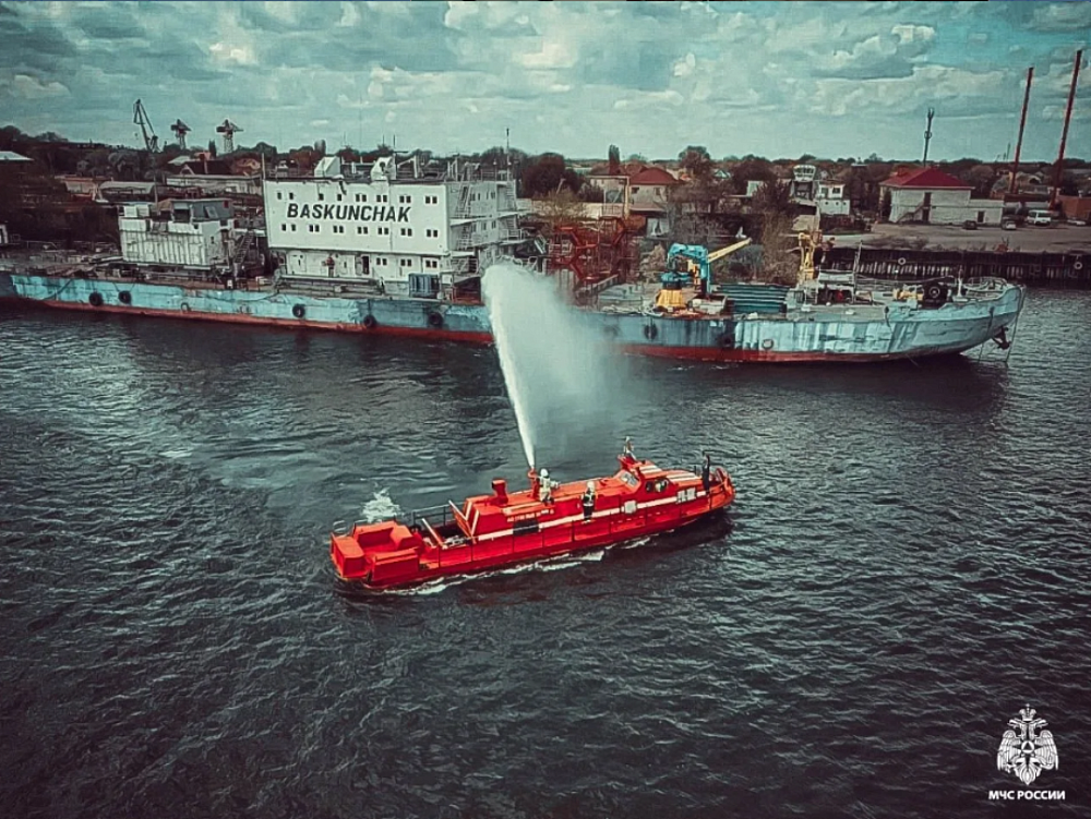Пожар на исследовательском судне в Астрахани оказался масштабной тренировкой МЧС
