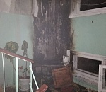 В одном из подъездов в Астрахани прямо на лестничной площадке начался пожар