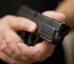 Астраханец размахивал пистолетом в магазине средь бела дня