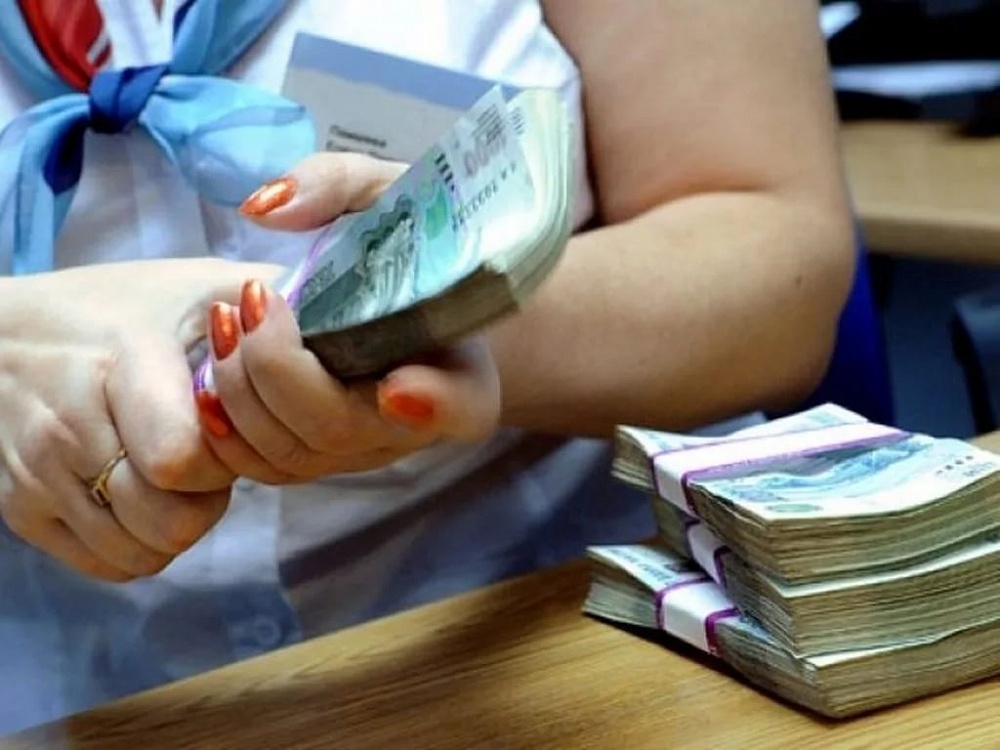 В Астрахани сотрудница банка присвоила 100 тысяч 82-летней клиентки