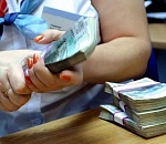 В Астрахани сотрудница банка присвоила 100 тысяч 82-летней клиентки