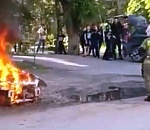 В Астрахани подожгли украинский седан и японский кроссовер