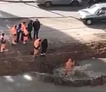 В Астрахани во время ремонта дороги произошло ЧП: видео