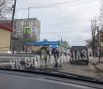 Фото дня: дыры в асфальте латают сами астраханцы