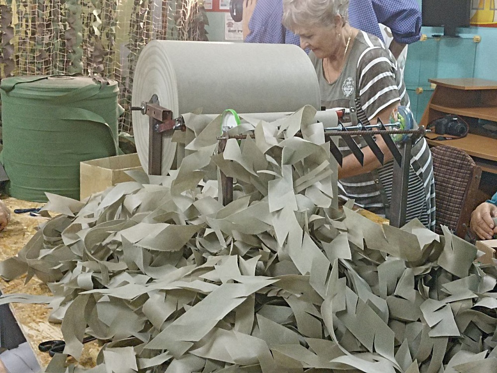 Астраханец придумал аппарат, ускоряющий плетение маскировочных сетей для бойцов СВО