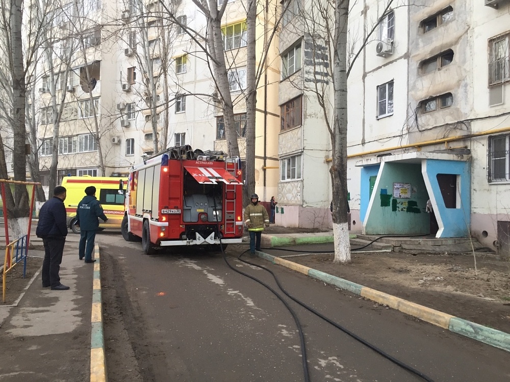 ﻿В Астрахани на улице Софьи Перовской горит квартира