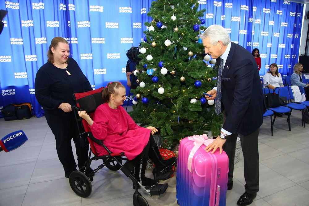 Леонид Огуль принимает участие во всероссийской акции «Елка желаний»