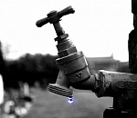 В адскую жару жильцы дома в Астрахани выживают без воды