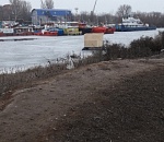 На астраханской реке стоит дом без крыши