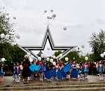 На правобережье Астрахани возложили венки к мемориальному комплексу и  провели «Георгиевский парад»